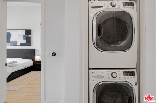 Building Photo - 118 S Kenwood St