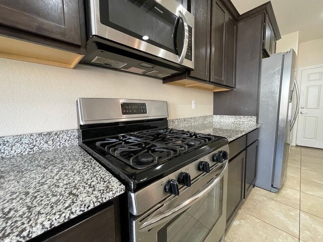 Building Photo - 4 BED 2.5 BATH 2 CAR GARAGE SINGLE FAMILY ...