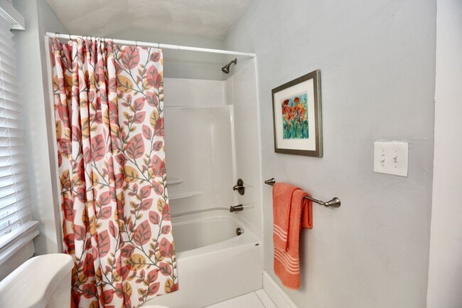 Building Photo - Updated & Ready 09-19-25! Pet Friendly - F...