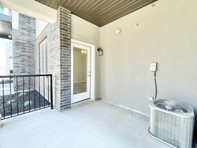 Building Photo - Spacious Condo Near Primary Children’s Hospital!