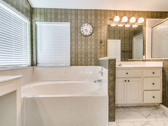 Building Photo - Beautiful Home With Lake View - 3 Bed + 2 Bath