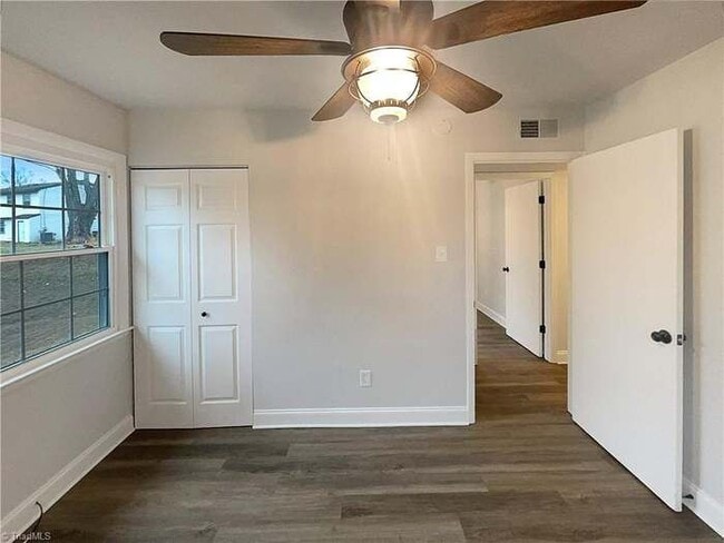 Building Photo - 4043 Larkspur Pl