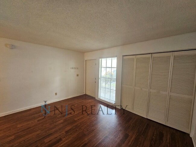 Building Photo - LOCATION LOCATION! 2/2 1234 Sq. Ft. with H...