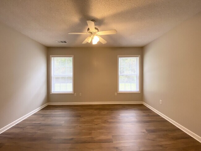 Building Photo - Home in Woodbridge With a Screened Porch and Private Backyard!