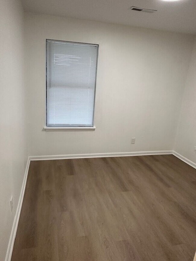 Building Photo - COZY UNIT IN A DUPLEX