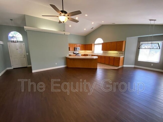 Building Photo - 2643 W Oakridge Ave
