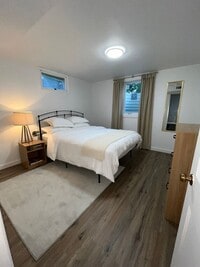 Building Photo - 2 Bed 1 Bath furnished