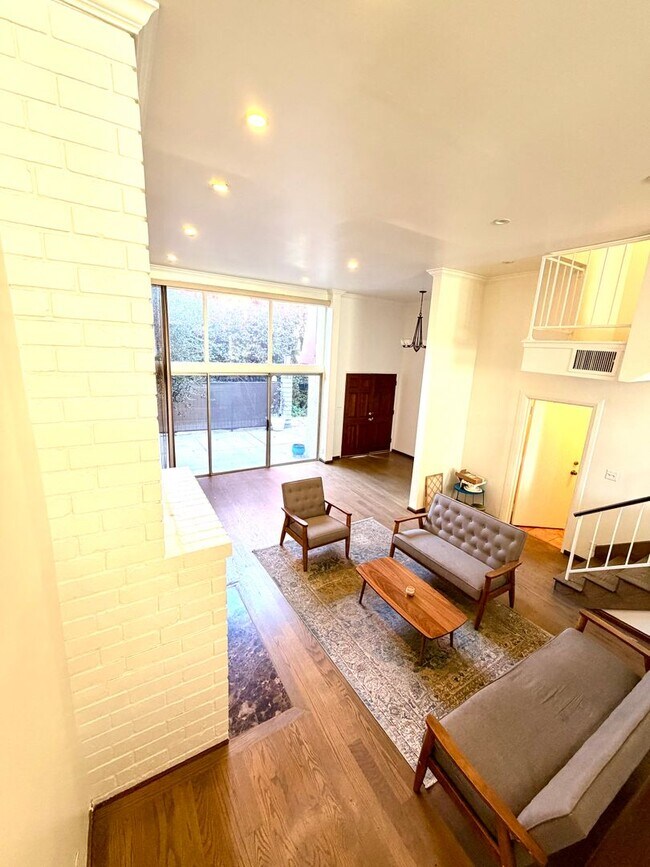 Building Photo - Townhome for Lease in Desirable Encino!