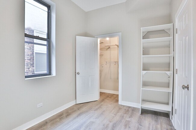 Building Photo - HUGE 5BED/2 bath in Wicker Park! Designer ...