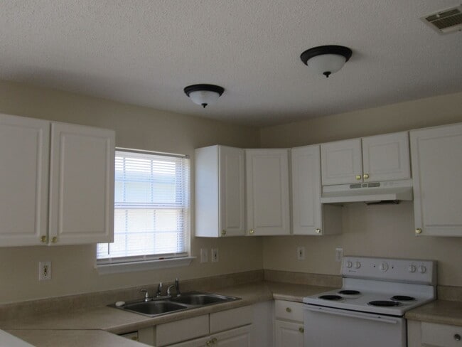 Building Photo - Nice home