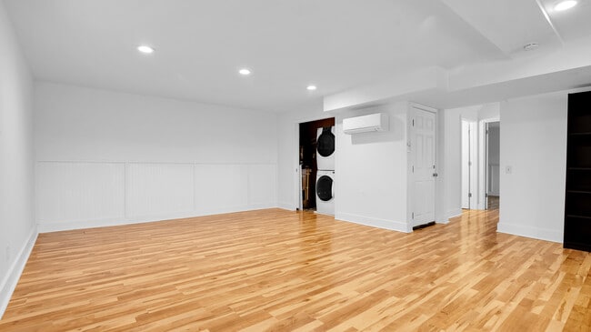 Building Photo - 8325 SW Terwilliger Blvd