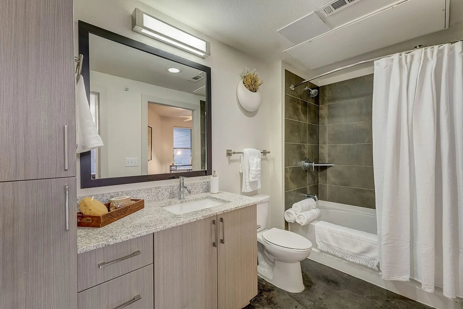 Building Photo - 835 S Good Latimer Expy