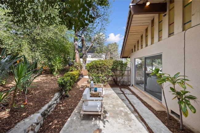 Building Photo - Mid-Century Home in Prime East Sierra Madr...