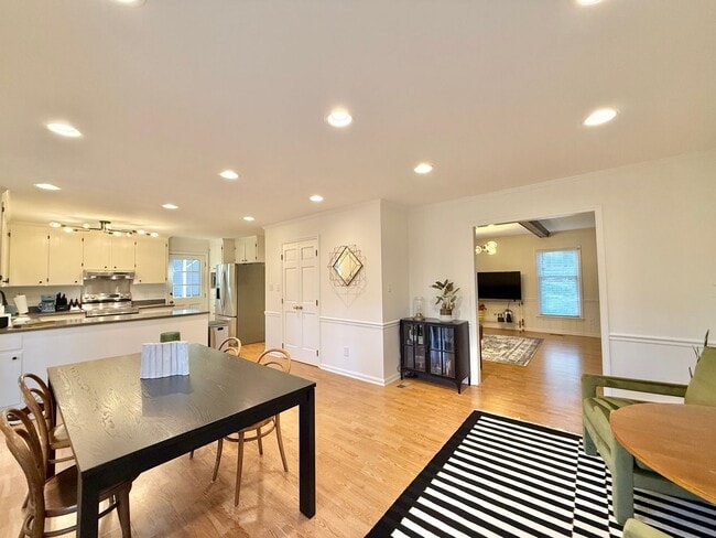 Building Photo - Updated 3BD, 2.5BA Raleigh Home with Modern Finishes and Fenced Yard in a Prime Location