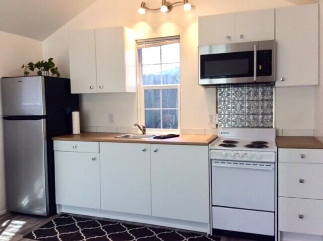 Building Photo - 1178 E 8th St