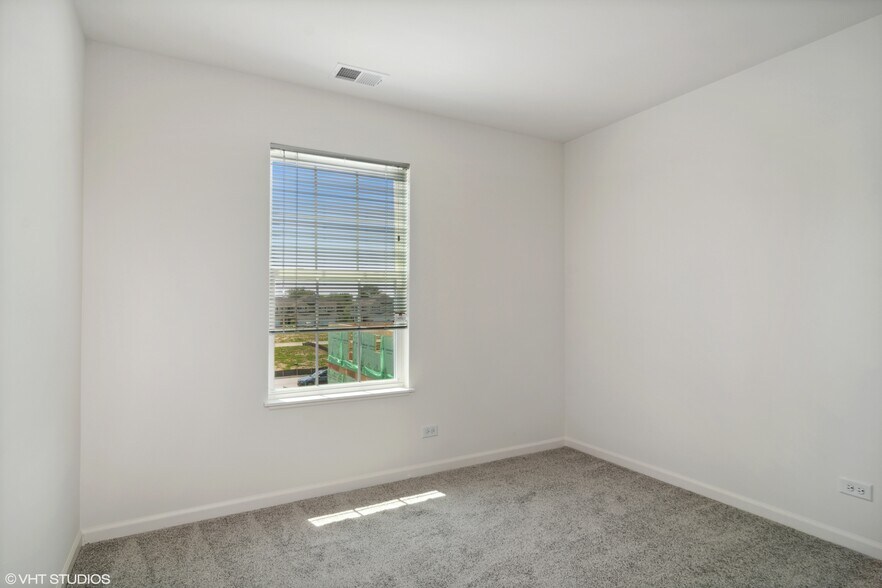 Building Photo - 1838 Kraft Ave