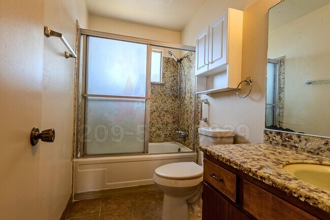 Building Photo - 302 Lovell Way
