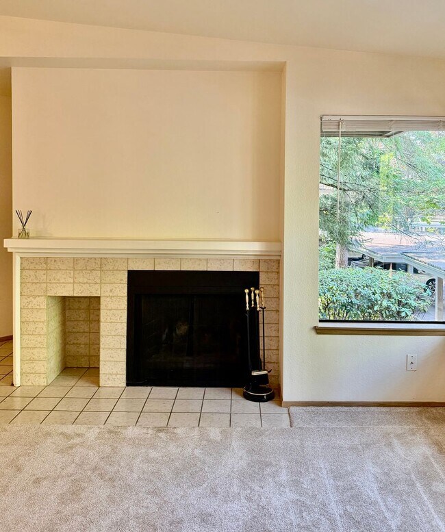 Building Photo - 1276 Bellevue Way NE