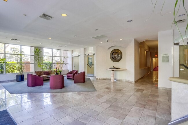 Building Photo - Amazing views from this gorgeous Bankers H...