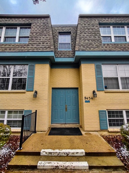 Building Photo - 9434 E Girard Ave