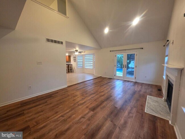 Building Photo - 138 Persimmon St