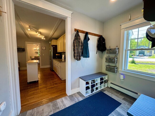 Building Photo - $3,900 - 3BD/2BA Single Family Home - Falmouth w/ Heated 2-Car Garage, W/D & Large Backyard! Avai...