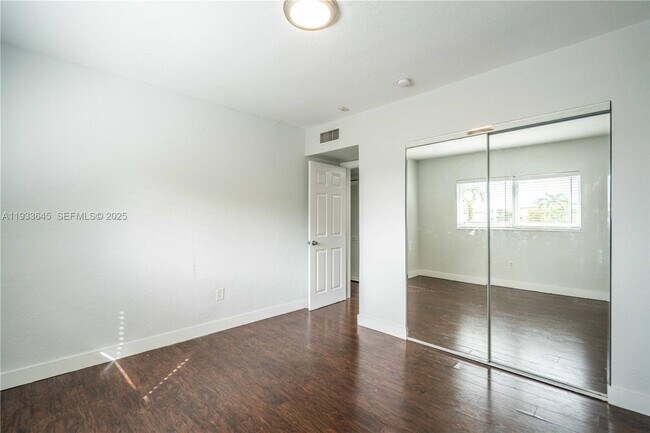 Building Photo - 1940 Biarritz Dr