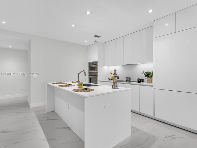 Building Photo - 700 NE 24th St