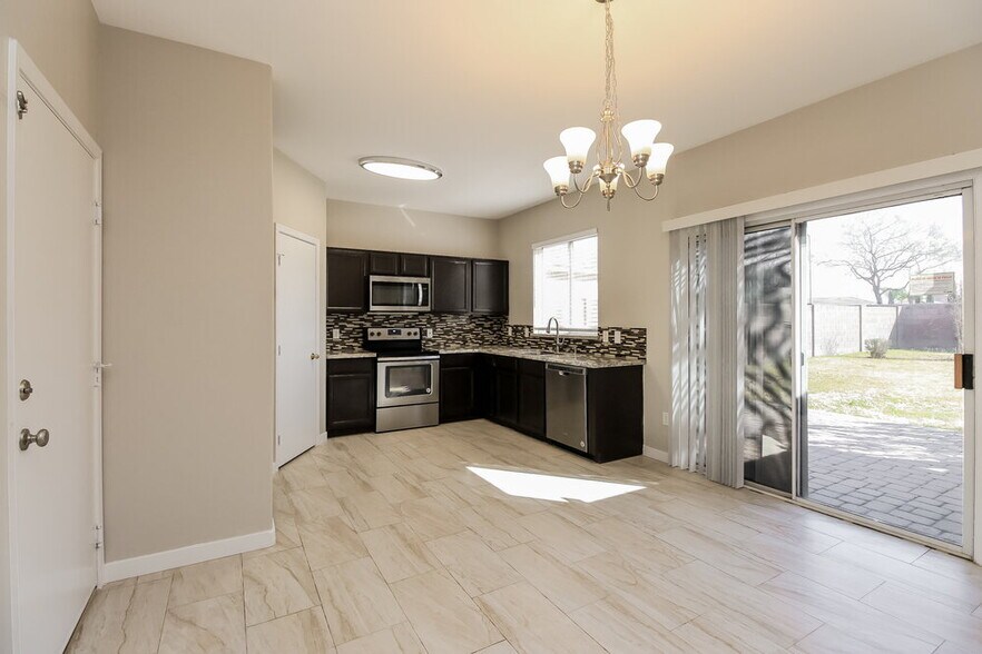 Building Photo - 2959 S Del Rancho Cir