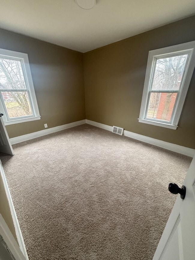 Building Photo - 15512 Mendota St