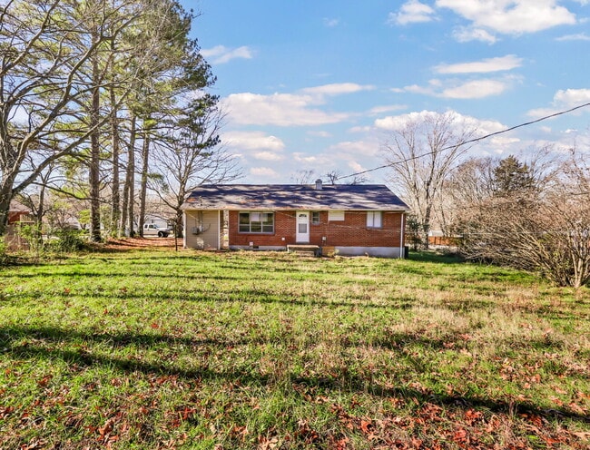 Building Photo - ???? Fully Renovated 3 Bedroom Home in a Convenient Clarksville Location!