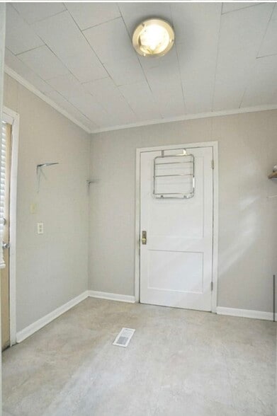 Building Photo - 613 Hibner St