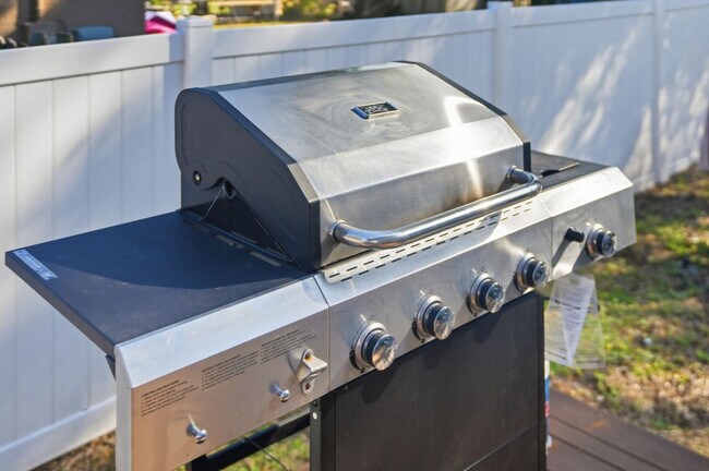 Building Photo - 720 1/2 West Woodlawn Avenue-SI ID1271939P