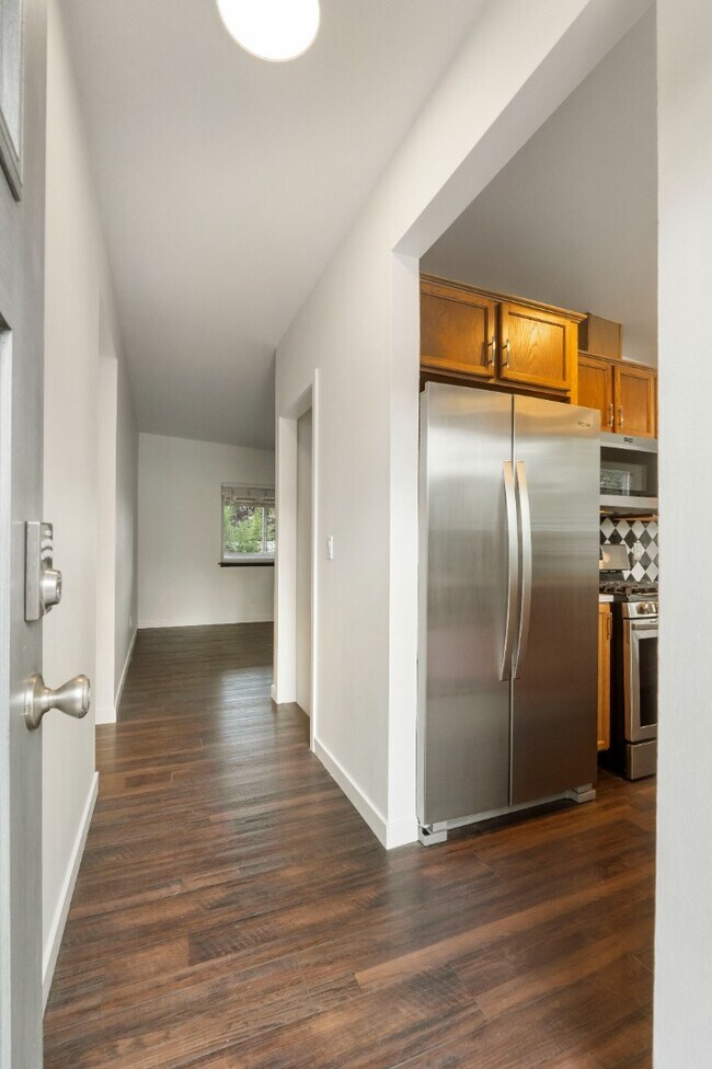 Building Photo - Spacious 5 Bedroom with Huge yard and 3 fireplaces