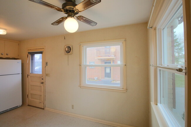 Building Photo - APPLY NOW! Cozy 2 Bedroom Lower Apartment ...