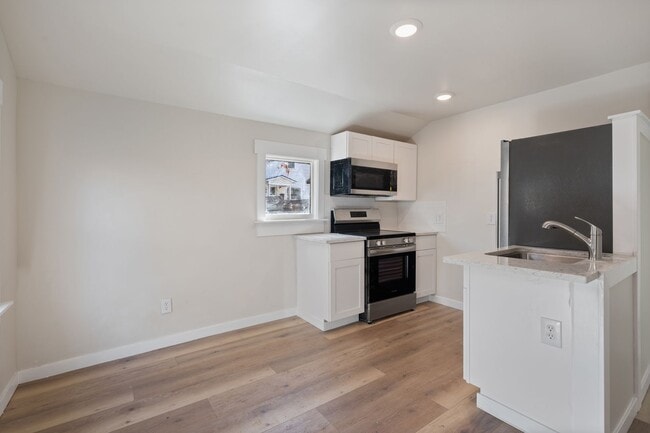 Building Photo - Beautiful Unit in the Heart of Bend!