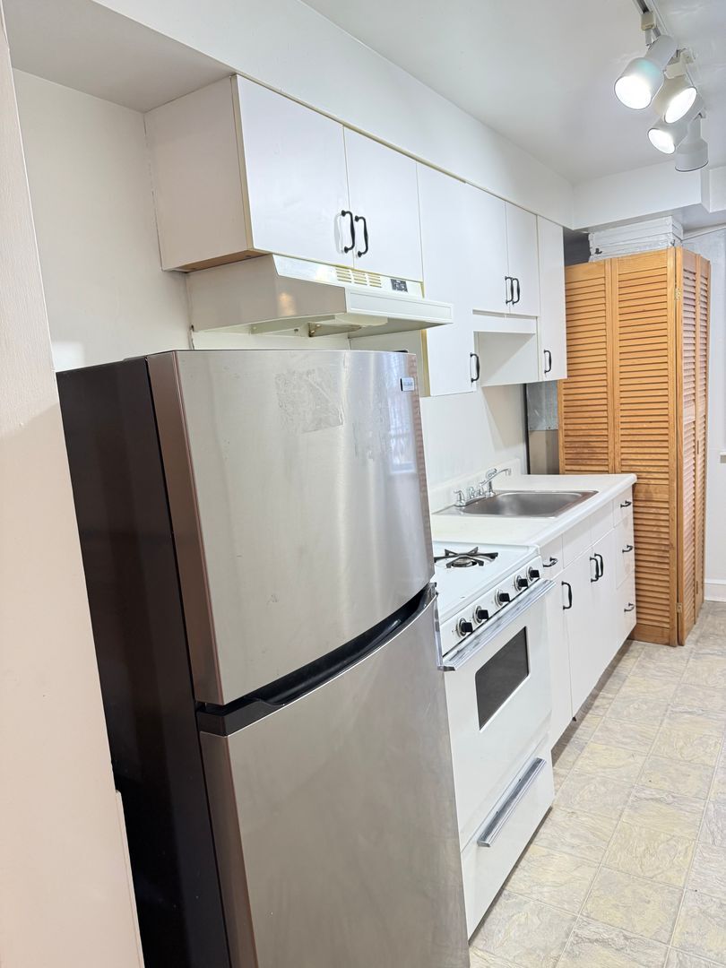 Building Photo - 8805 Plymouth St