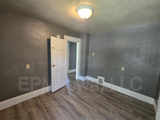 Building Photo - 402 Sunnyside Ave
