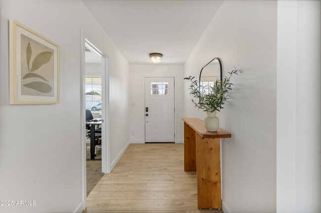 Building Photo - 718 W Vine Ave