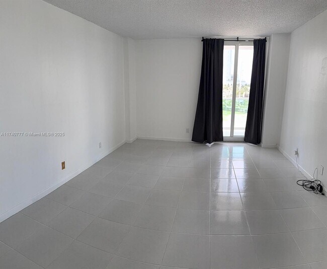 Building Photo - 100 Bayview Dr