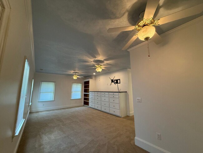 Building Photo - 785 Glenwood Dr