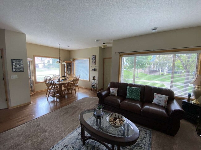 Building Photo - Roomy four-bed three-bath Townhome in Lino...