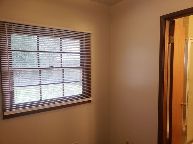 Building Photo - Charming Studio Duplex! rentalsc21.com