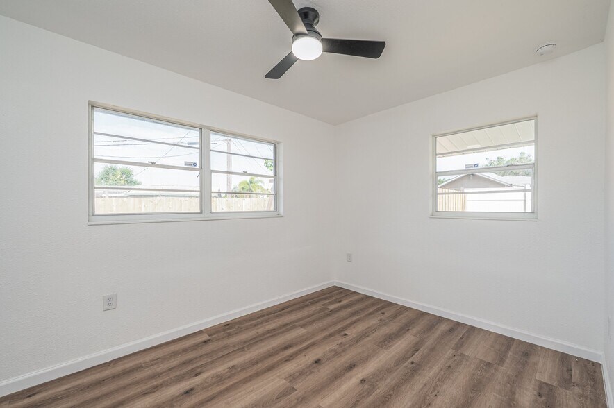 Building Photo - 1811 Rhoades Terrace