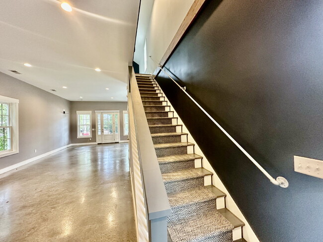 Building Photo - Large Modern Loft Home in Downtown Bluffton!