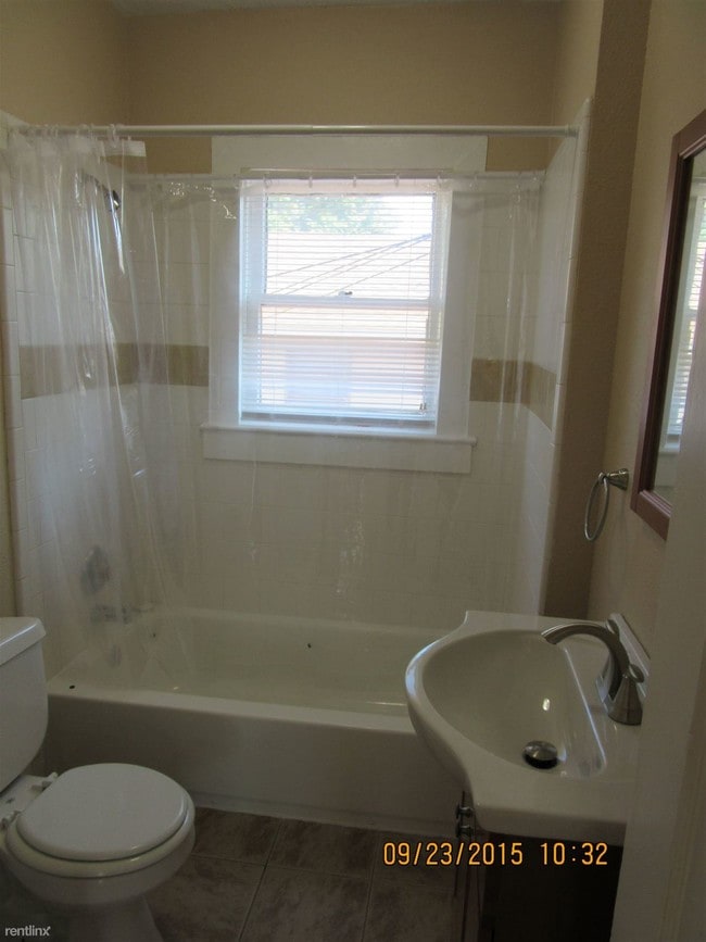 Building Photo - 1 br, 1 bath Duplex - 2715 Cleburne St Apt...