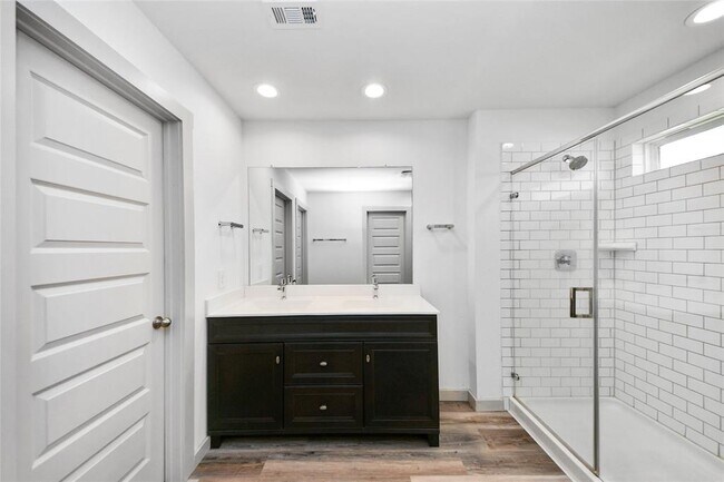 Building Photo - 14734 Sweetwater Dr