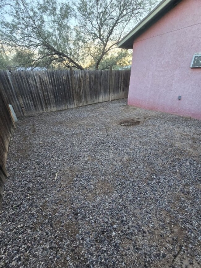 Building Photo - TRIPLEX 2BD/1BA COMING SOON!!! SPACIOUS BACKYARD!!