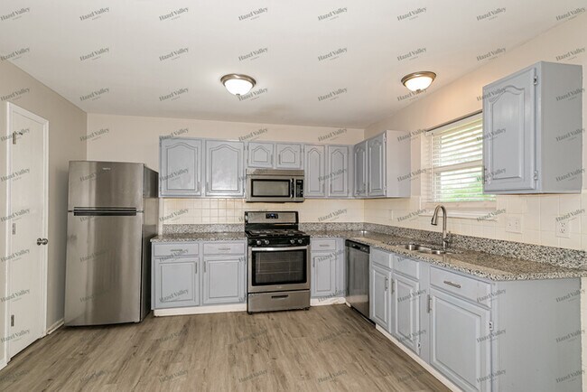 Building Photo - 734 Bull Valley Dr