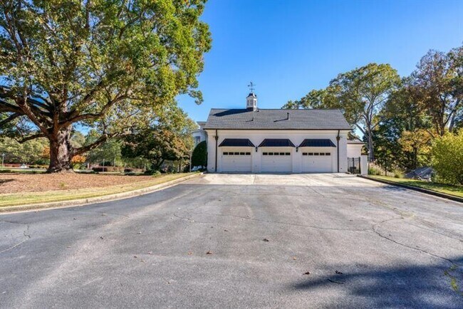 Building Photo - 1445 Hillside Dr SW